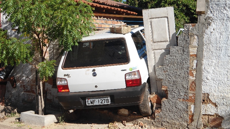 Carro derruba muro e invade metalúrgica no centro de Altos